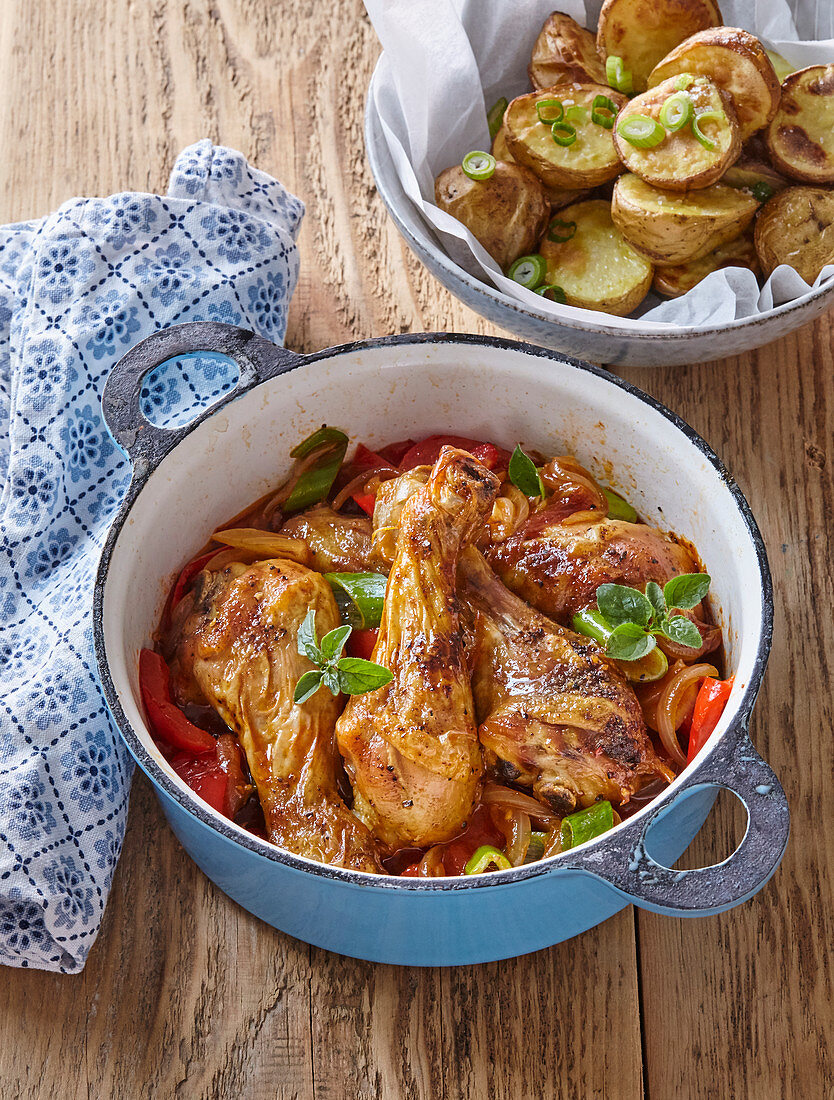 Geschmorte Hähnchenkeulen mit Tomaten und Paprika