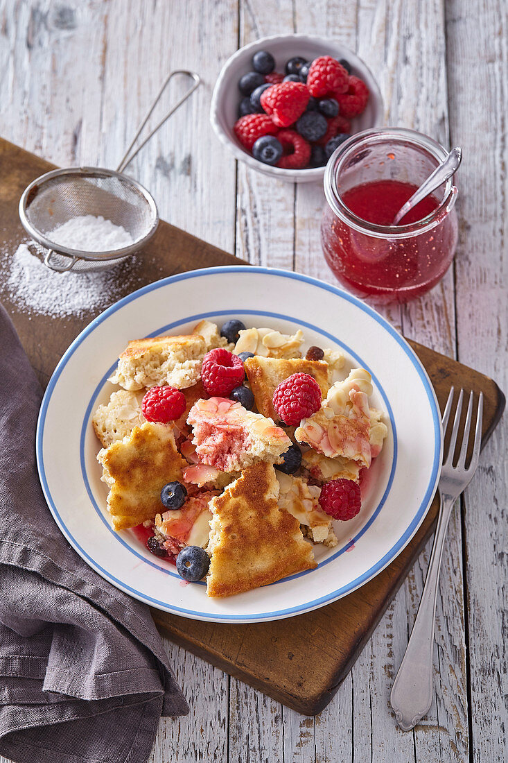 Emperor's Pancakes (Kaiserschmarrn) mit Beeren