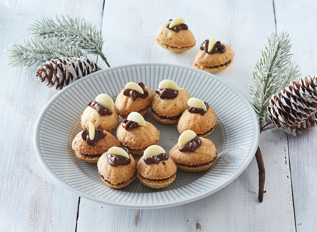 Weihnachtsplätzchen in Walnussform mit Schokoladenfüllung