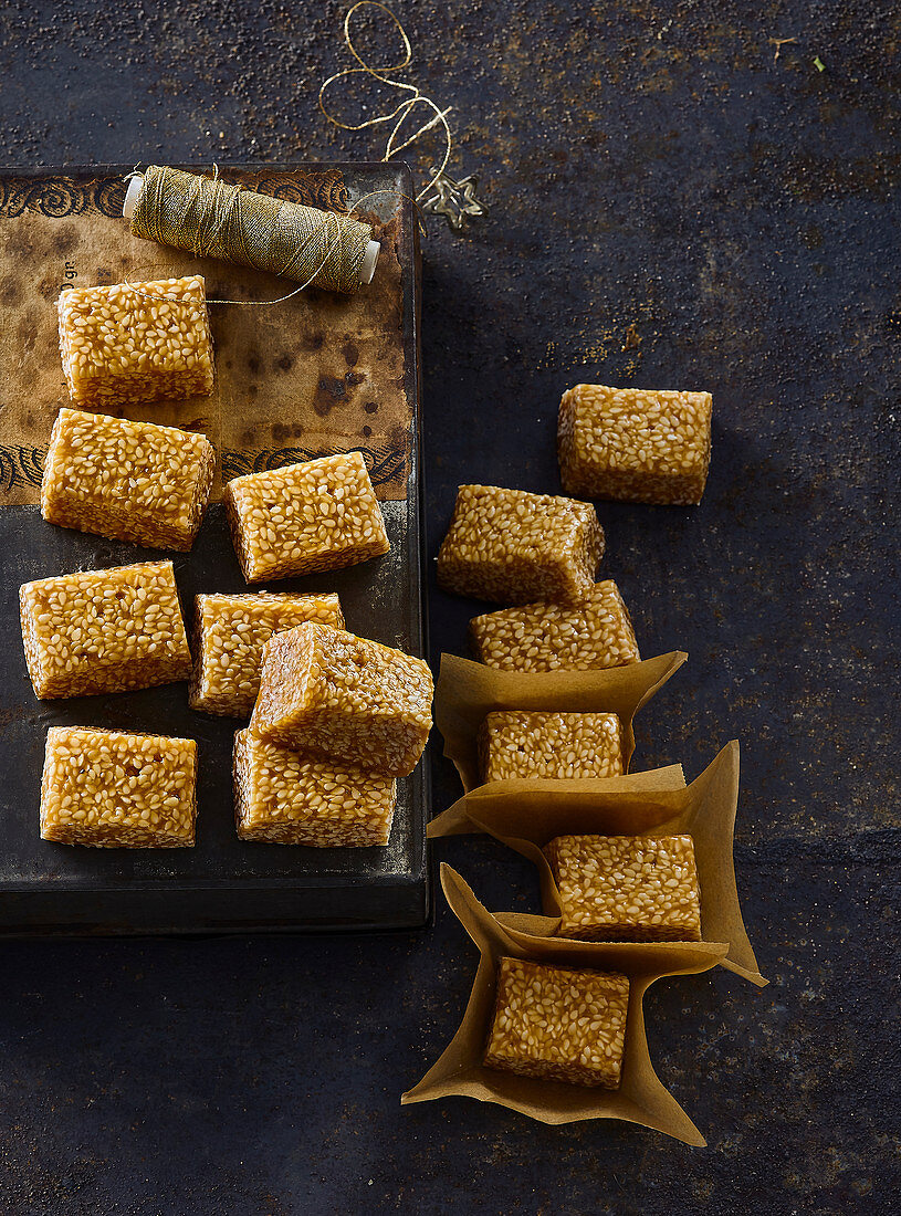 Honey toffee candies with sesame