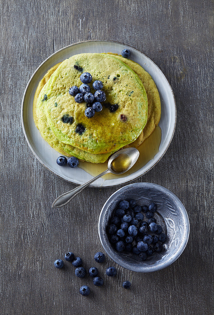 Avocado-Kefir-Pfannkuchen mit Heidelbeeren