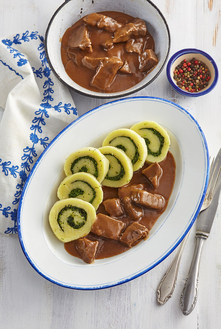 Knoblauch-Rindfleischeintopf mit Kartoffel-Spinat-Rolle