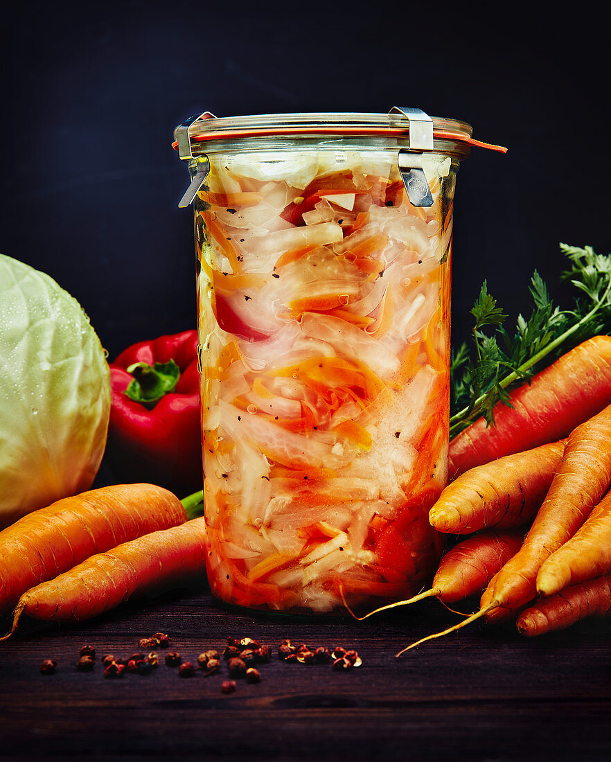 Eingelegtes Weißkohl-Karotten-Gemüse mit Paprika