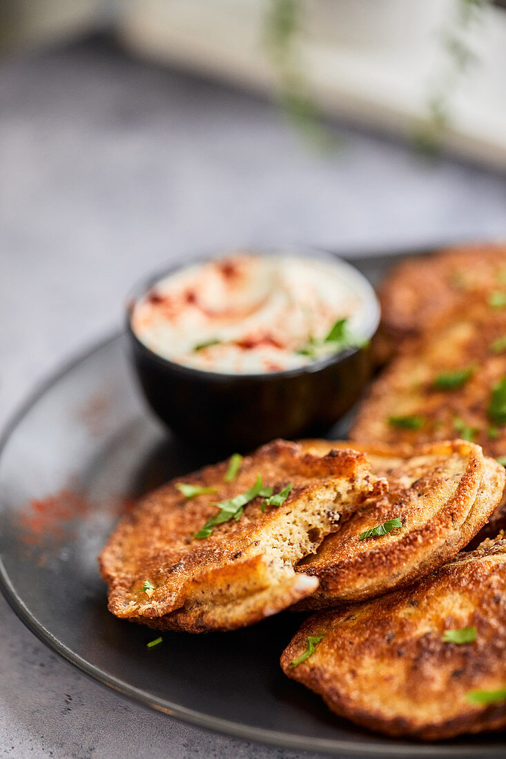 Gemüse-Fritters mit Joghurtsauce