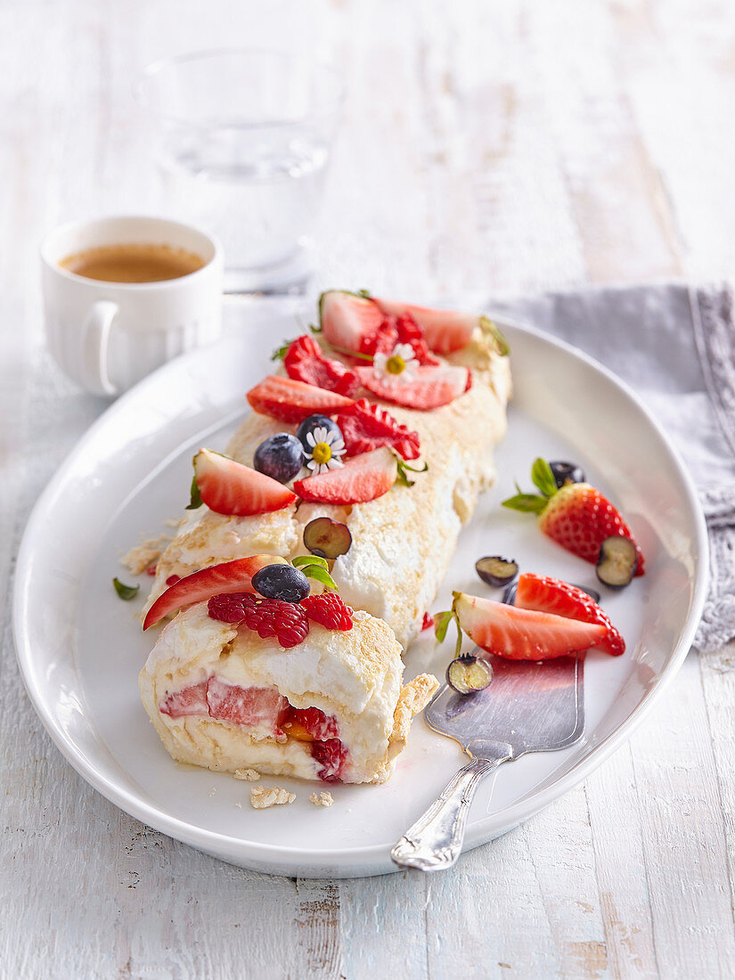 Creamy liqueur roll with fruit