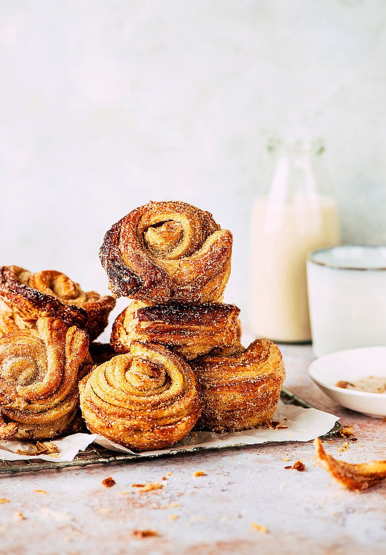 Cruffins with cinnamon and sugar