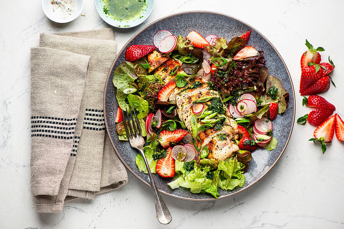 BBQ Hähnchnesalat mit Erdbeeren