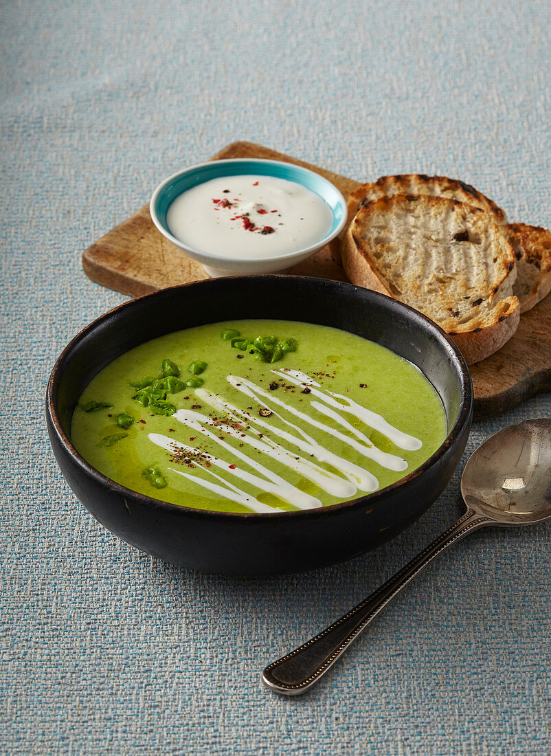 Erbsencremesuppe mit Röstbrot