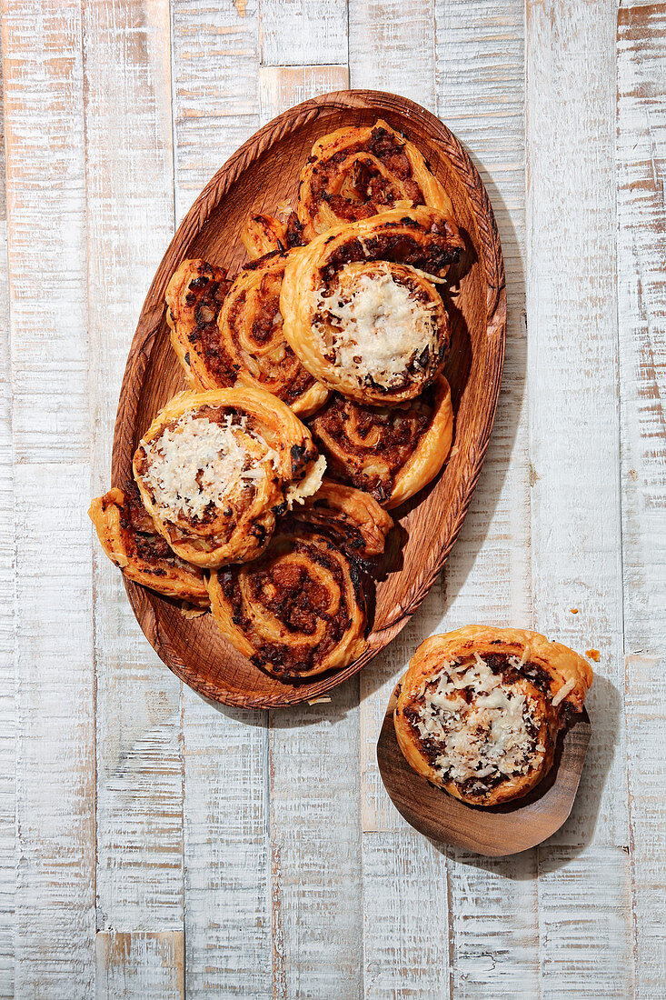 Blätterteig-Hackfleisch-Schnecken