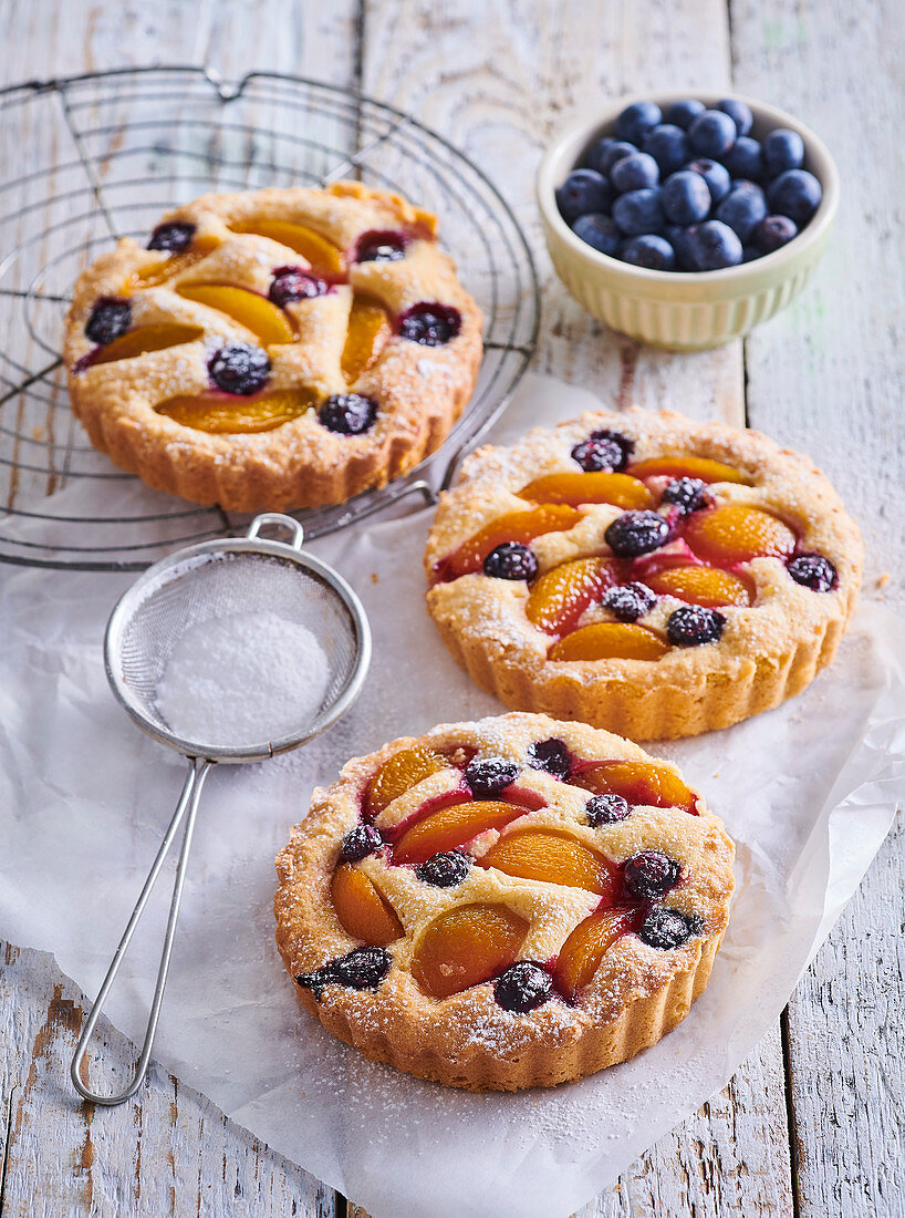 Marzipan-Törtchen mit Sommerfrüchten