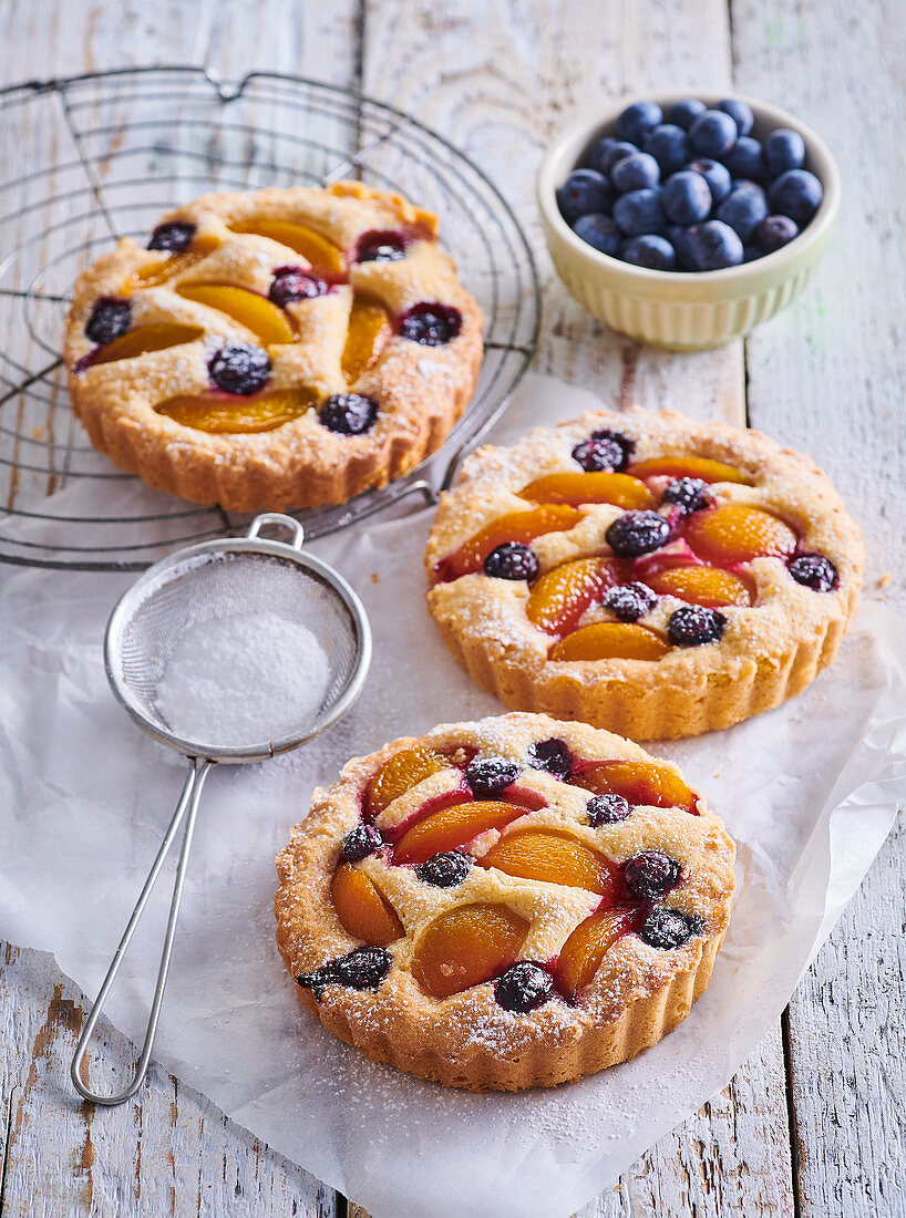 Marzipan tartlets with fruits