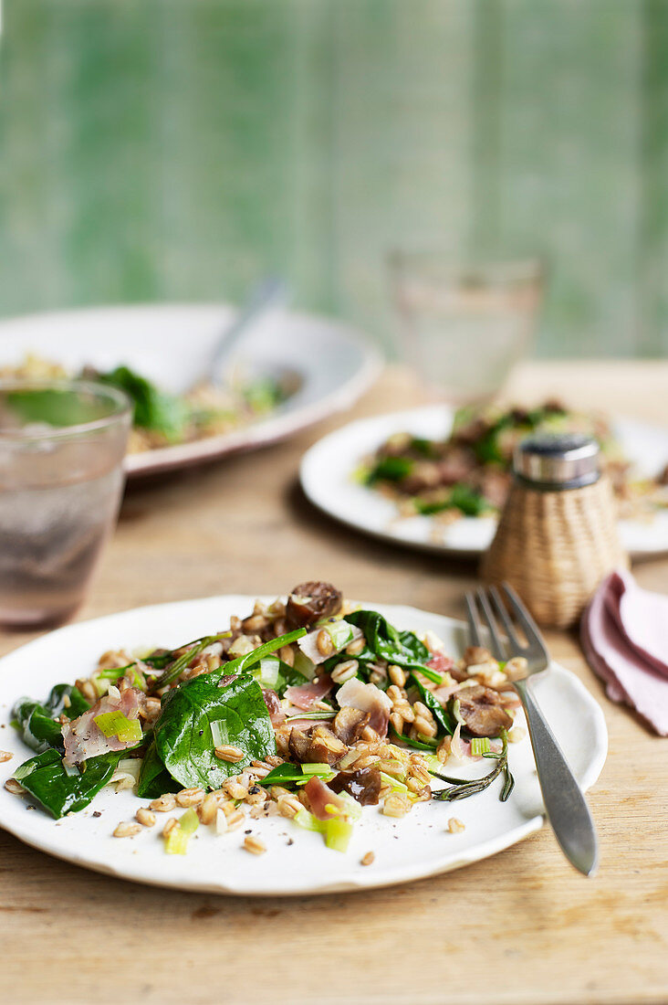 Warm grain salad with bacon, leeks and spinach