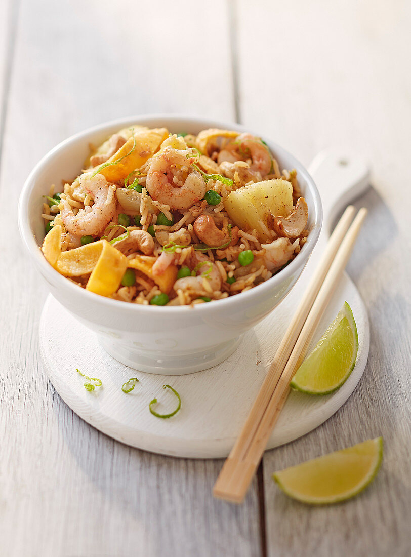 Gebratener Reis mit Garnelen, Ananas und Cashewkernen