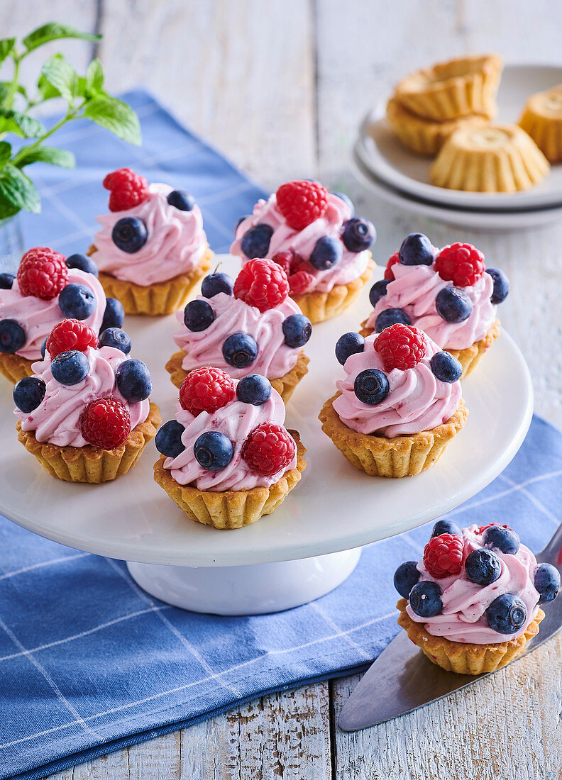 Nut tartlets with raspberry cream and blueberries