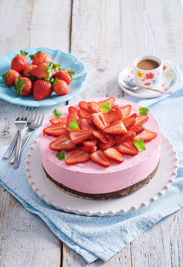 Non-baked strawberry and rhubarb cake