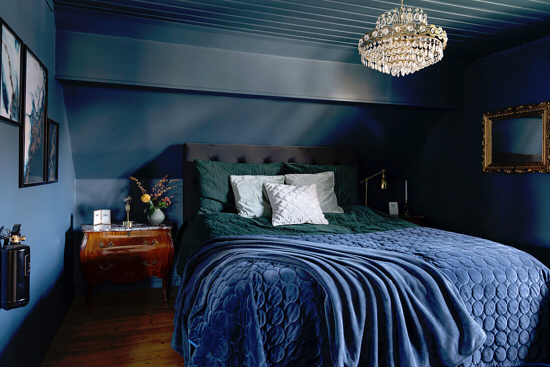 Bedroom all in blue with antique decoration and sloping roof