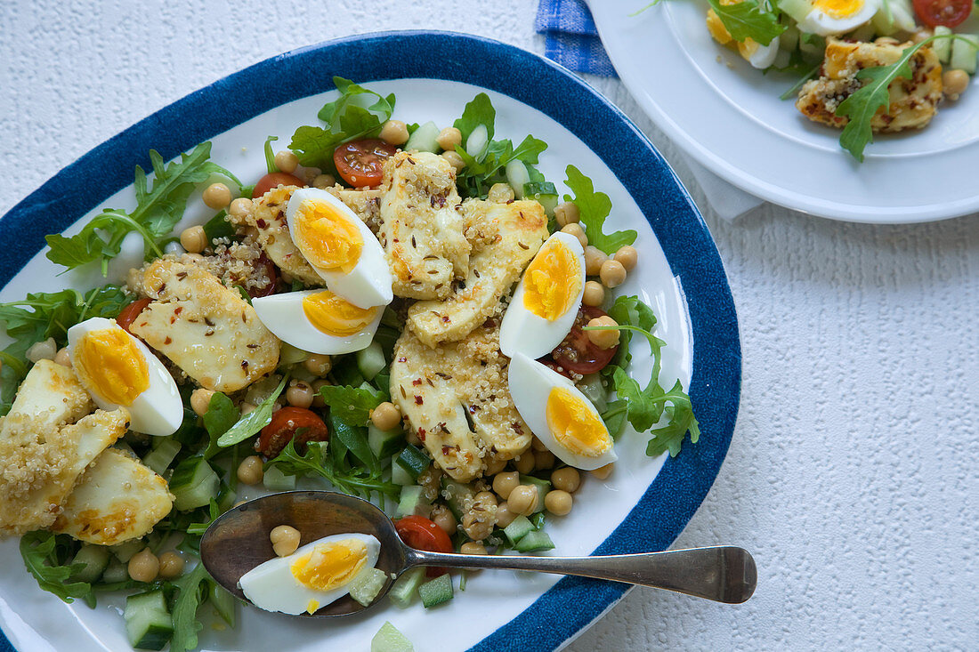 Kichererbsensalat mit Halloumi und gekochten Eiern