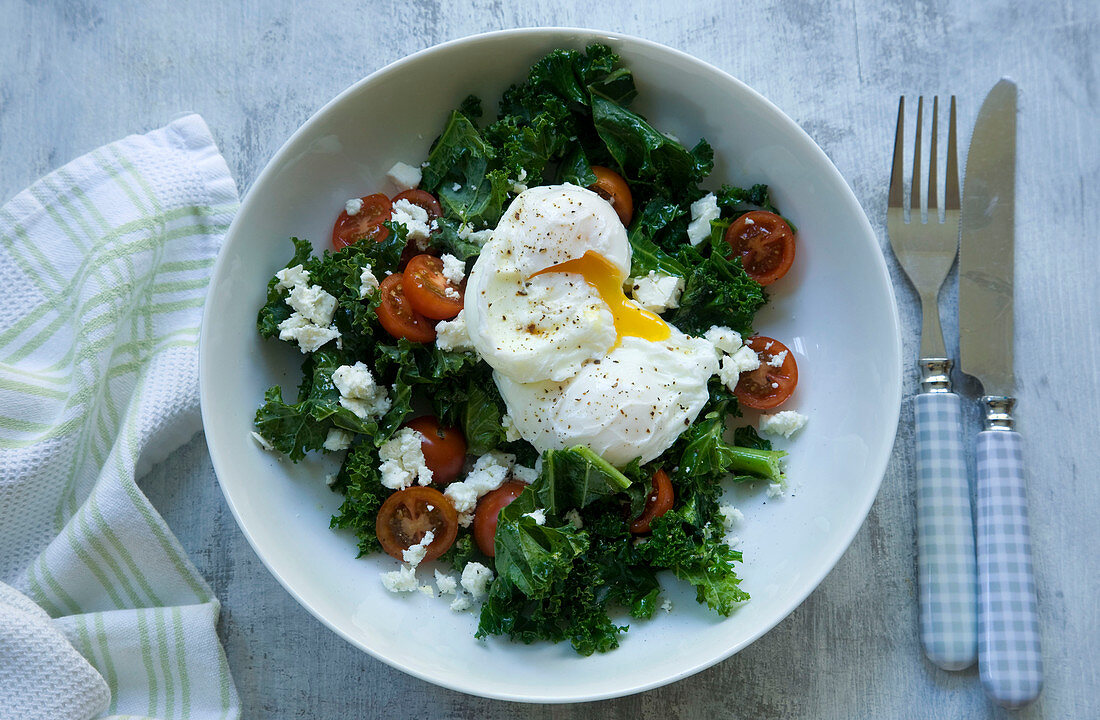 Grünkohlsalat mit Tomaten, Feta und pochierten Eiern