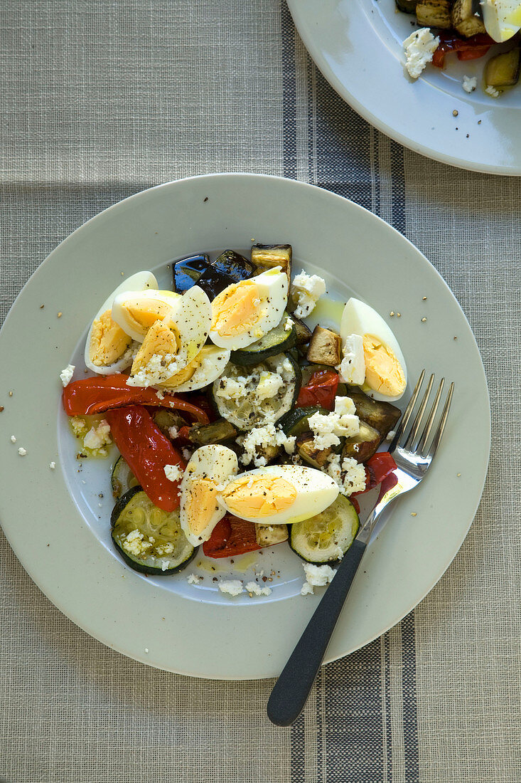 Warmer Salat aus Ei und gebratenem Gemüse
