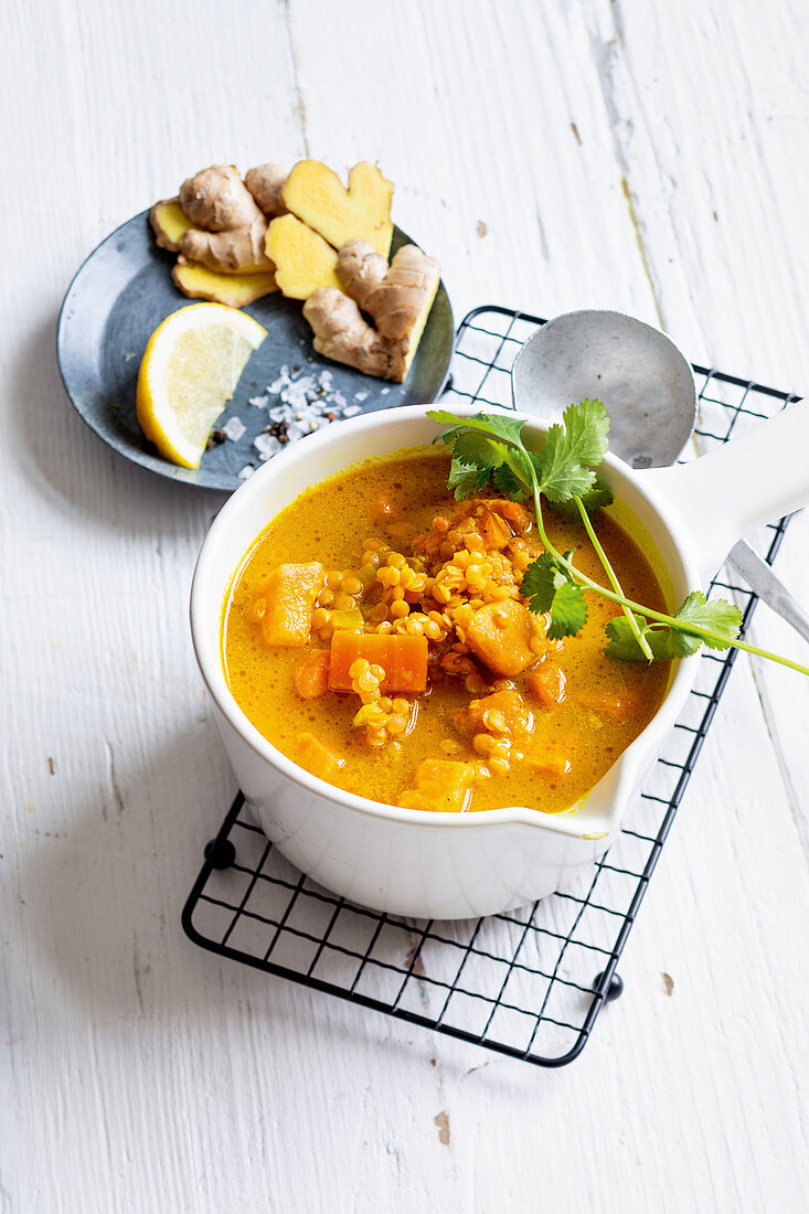 Linsen-Curry-Suppe mit Süßkartoffeln
