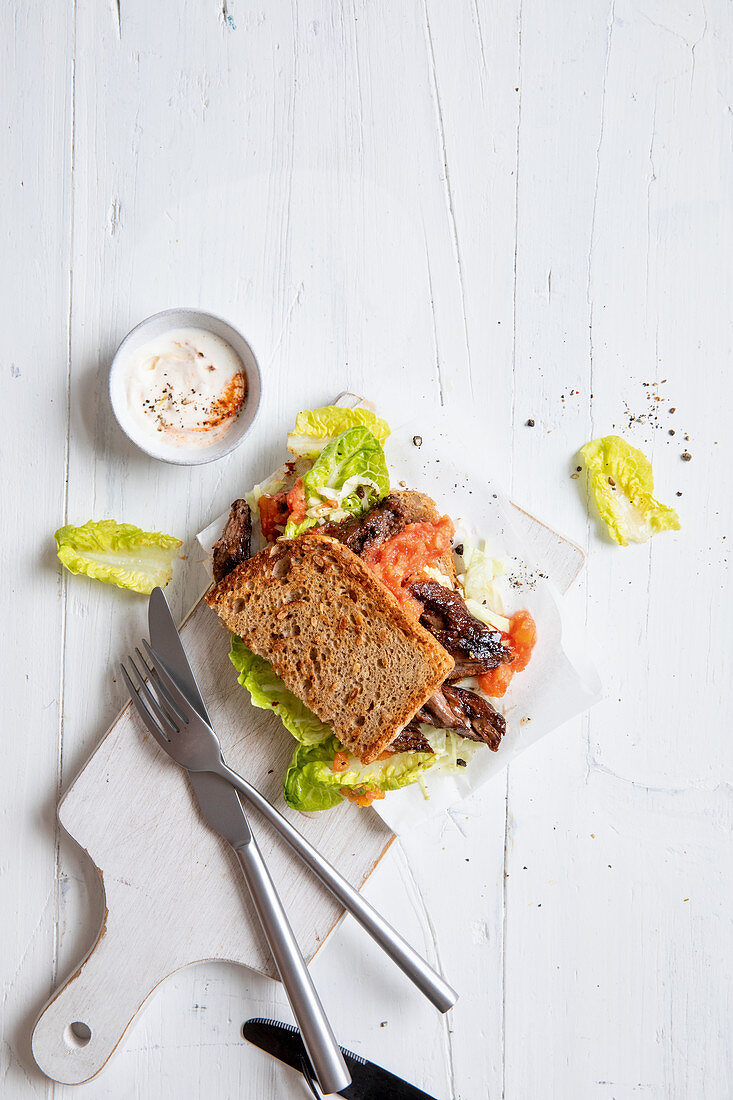 Pulled Reh-Burger mit Spitzkohl und Mayo