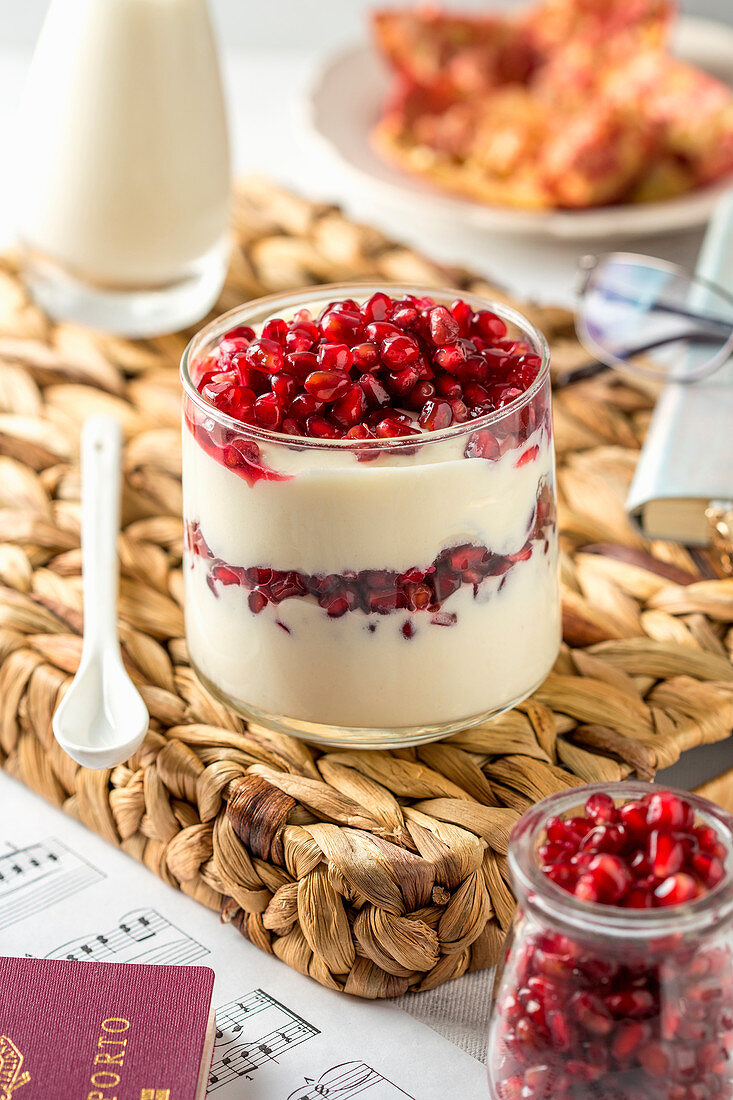 Granatapfeldessert mit Sahne