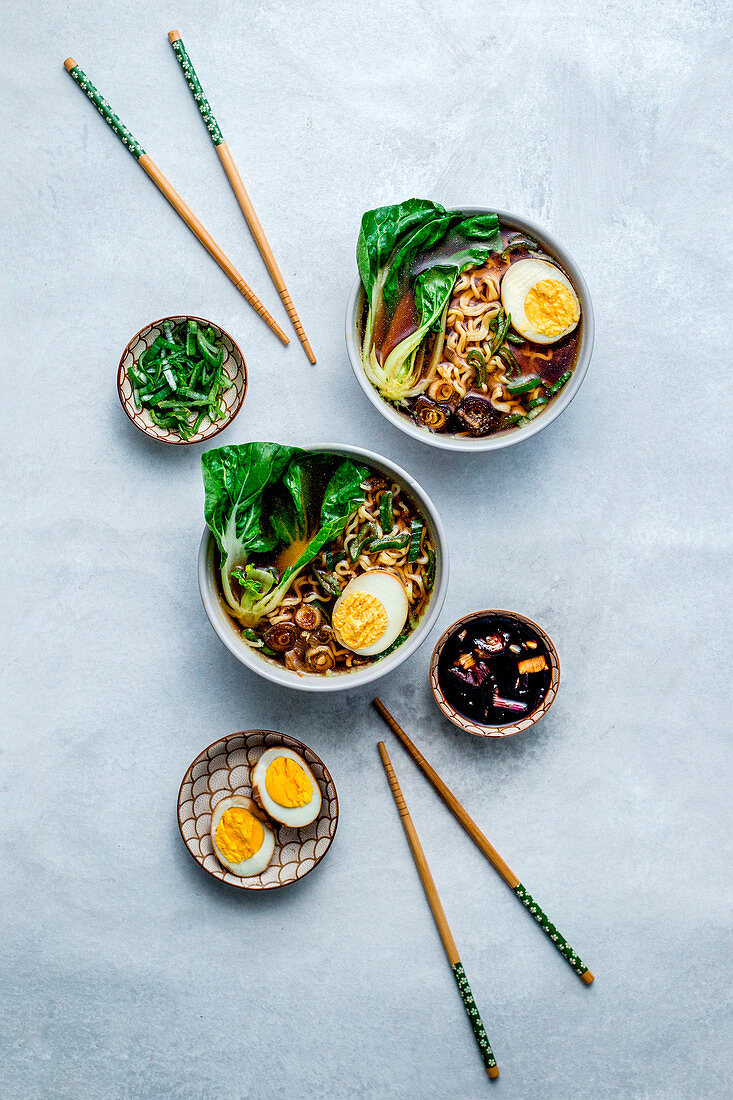 Ramen mit Pak Choi und gekochten Eiern (Japan)