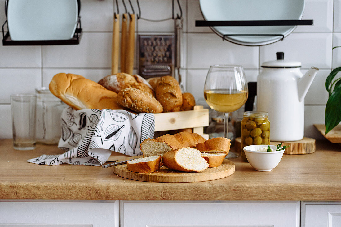 Bread variety with cream cheese, olives and white wine