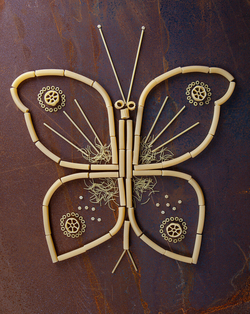 Schmetterlingsfigur aus rohen Nudeln