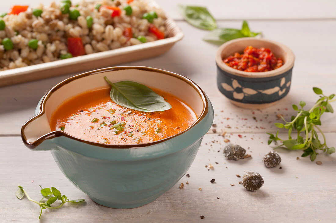 Gewürzsauce aus Tomaten, Kapern und Kräutern