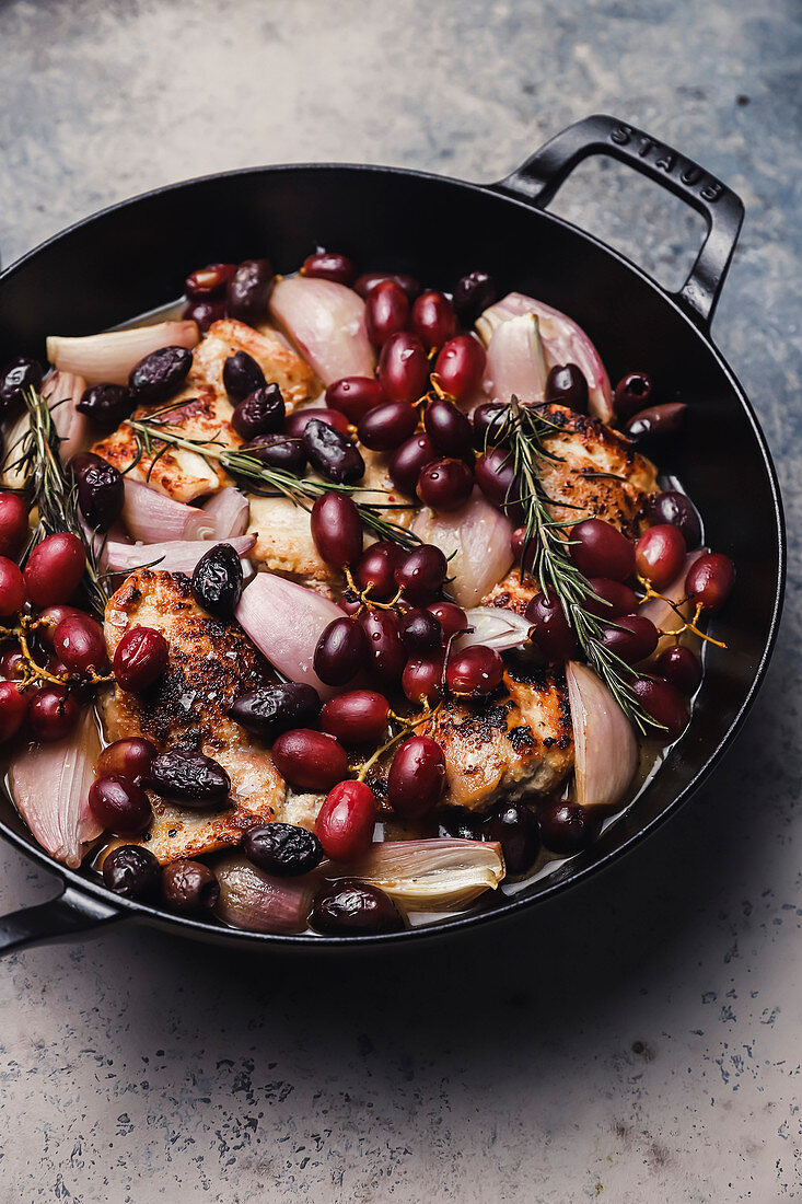 Gebackenes Huhn mit Rosmarin, Trauben und Oliven