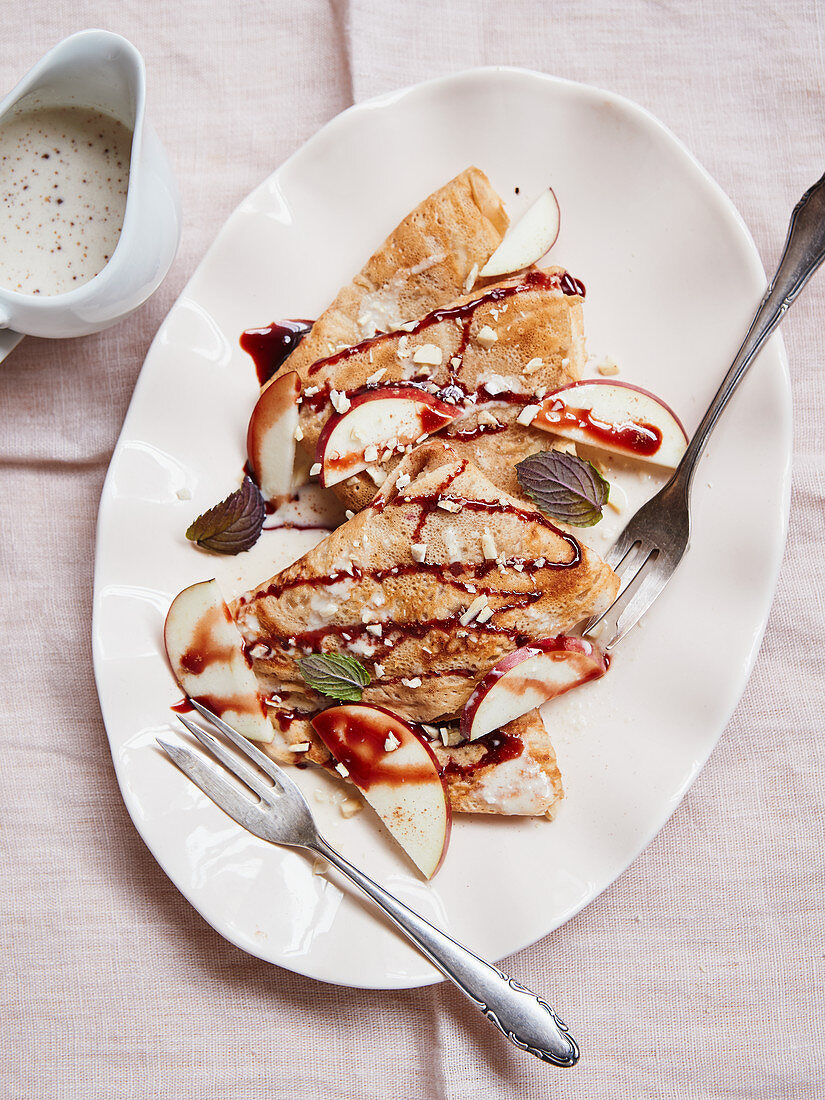 Apple and cinnamon crêpes with a cashew nut and vanilla sauce