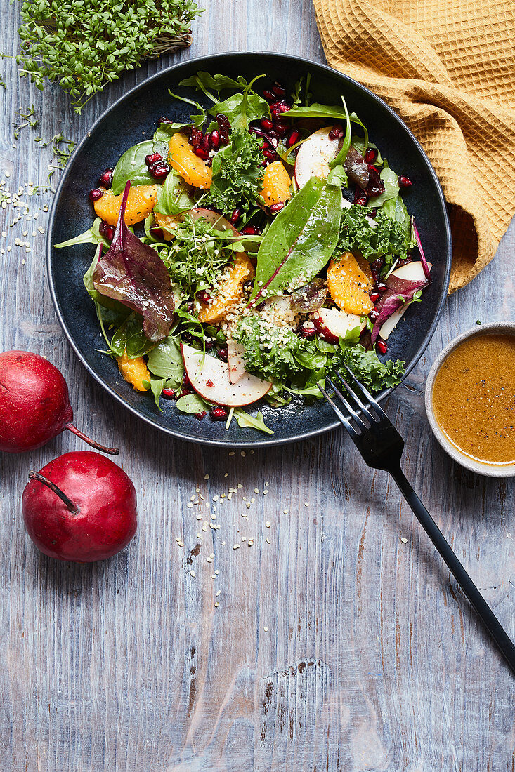 Wintersalat mit Granatapfel, Birne und Hanfsamen