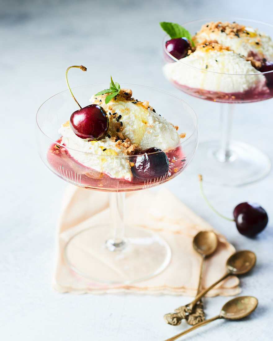 Frischkäsenocken im Glas mit Kirschen