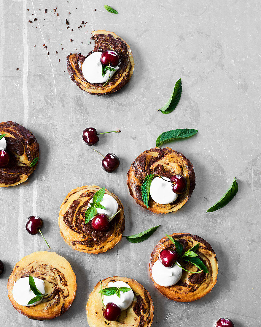 Marble cakes with cherry compote