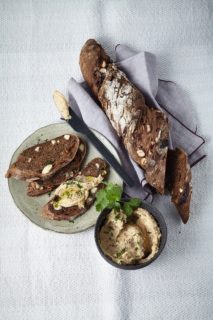 Nuss-Früchte-Brot mit Pastinaken-Dip