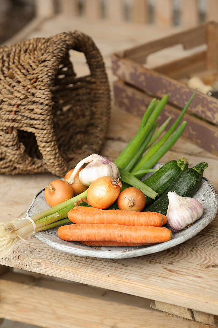 Frisches Gemüse - Zwiebeln, Zucchini und Karotten