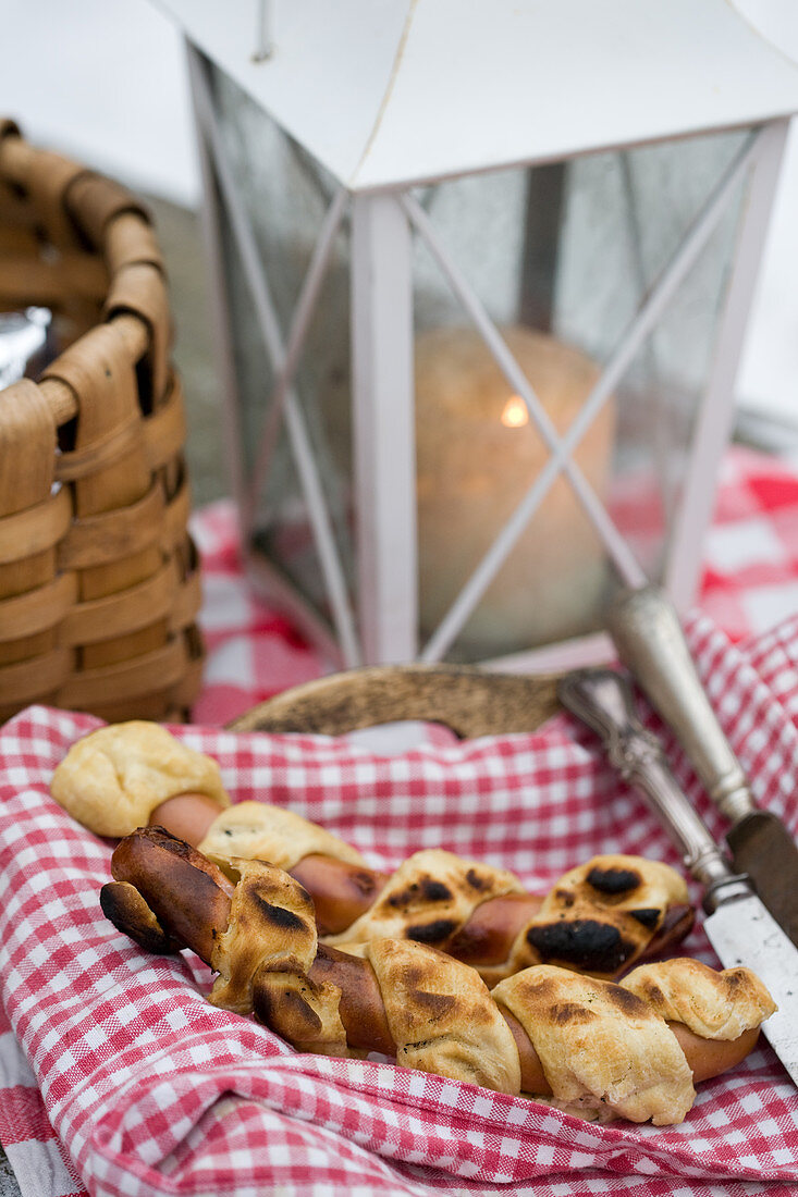 Stockbrot mit Würstchen