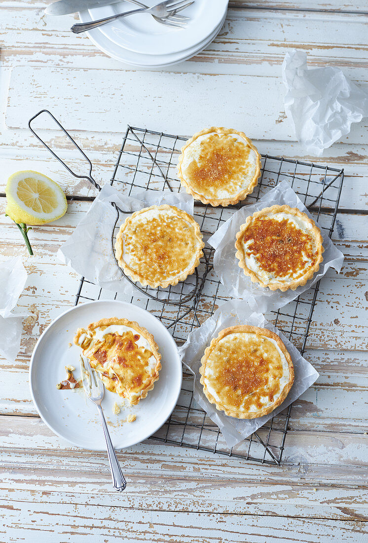 Maracuja-Zitronen-Törtchen auf Mandel-Mürbeteig-Tartelettes