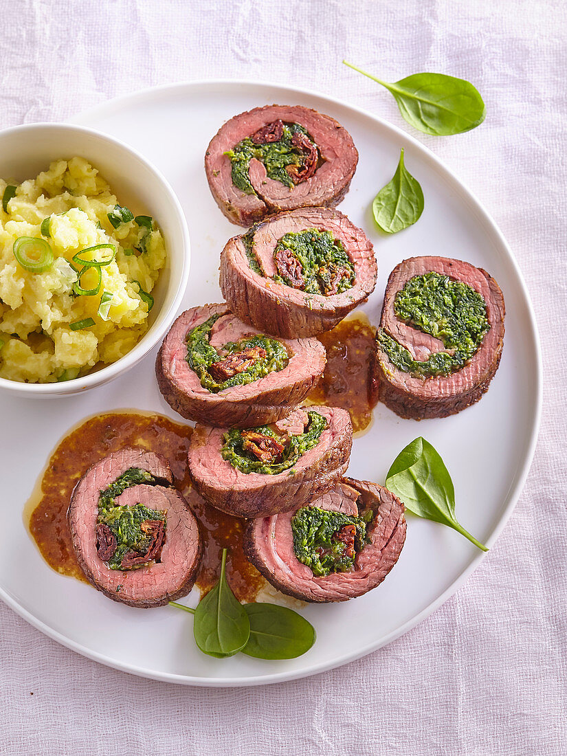 Flank Steak Roulade gefüllt mit Spinat und getrockneten Tomaten