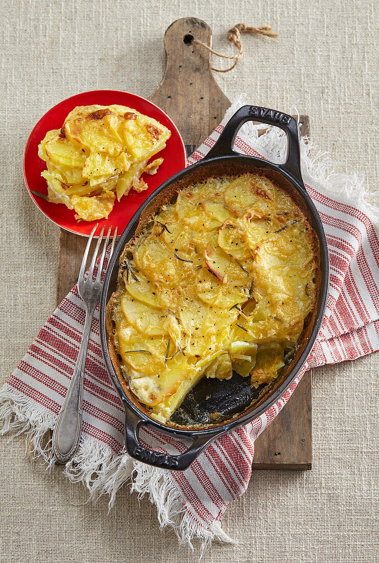 Gratinated potatoes with cream and garlic