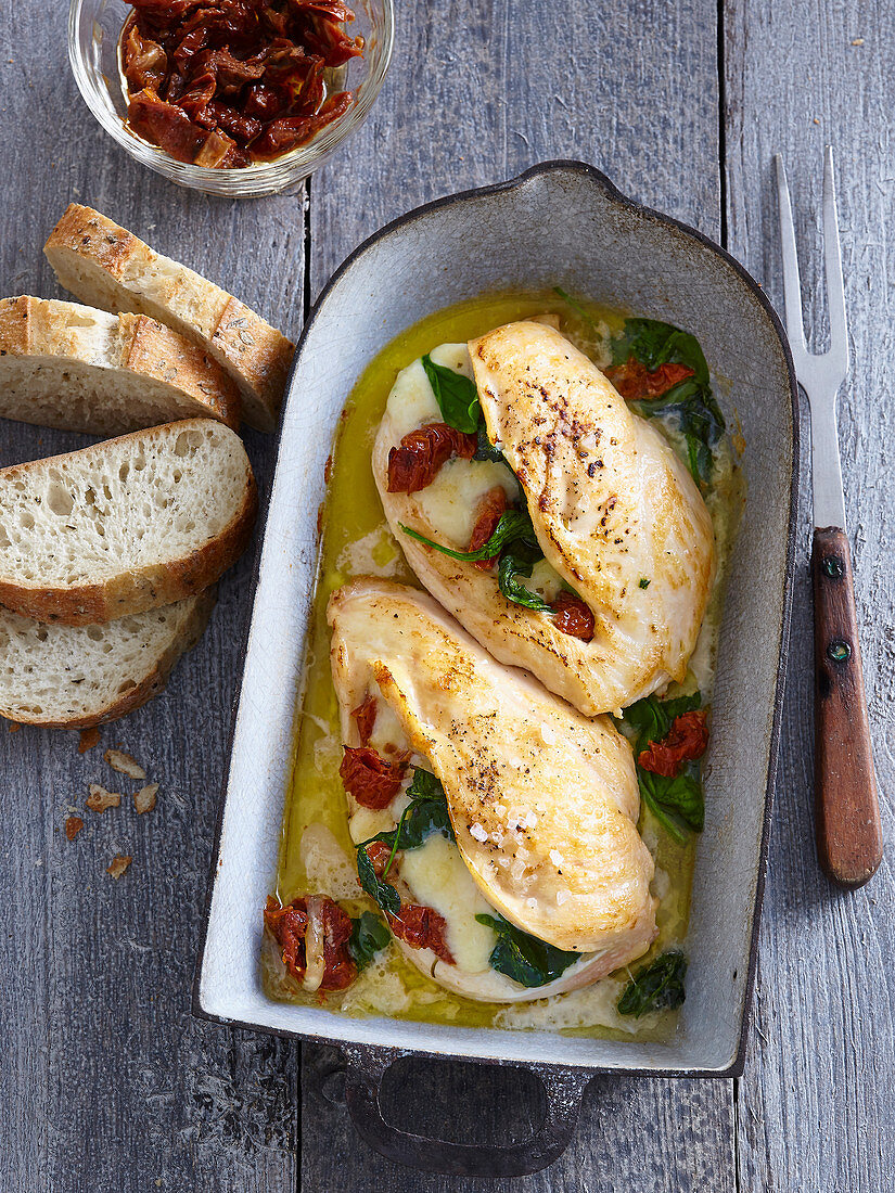 Gratinated chicken breast with dried tomatoes and spinach