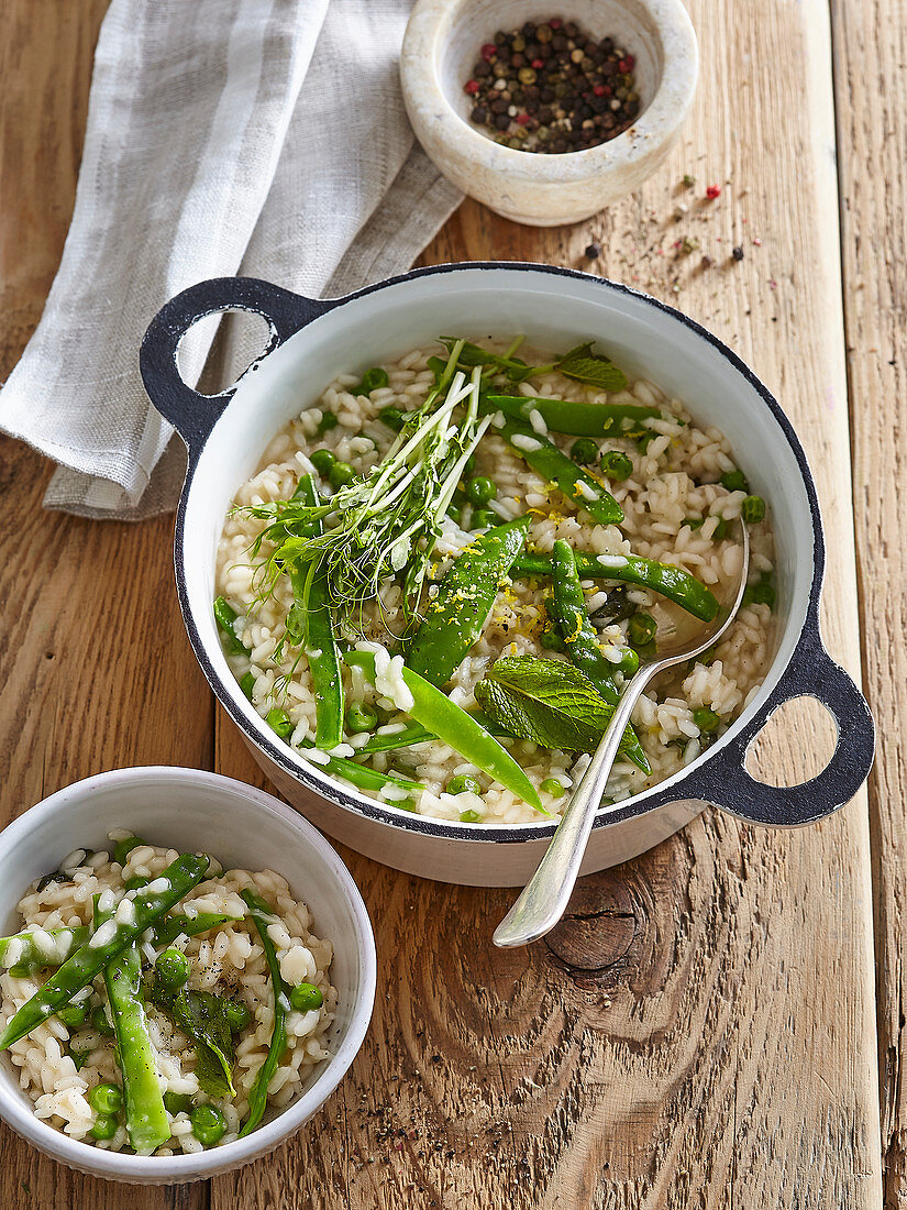 Lemon risotto with peas and mint