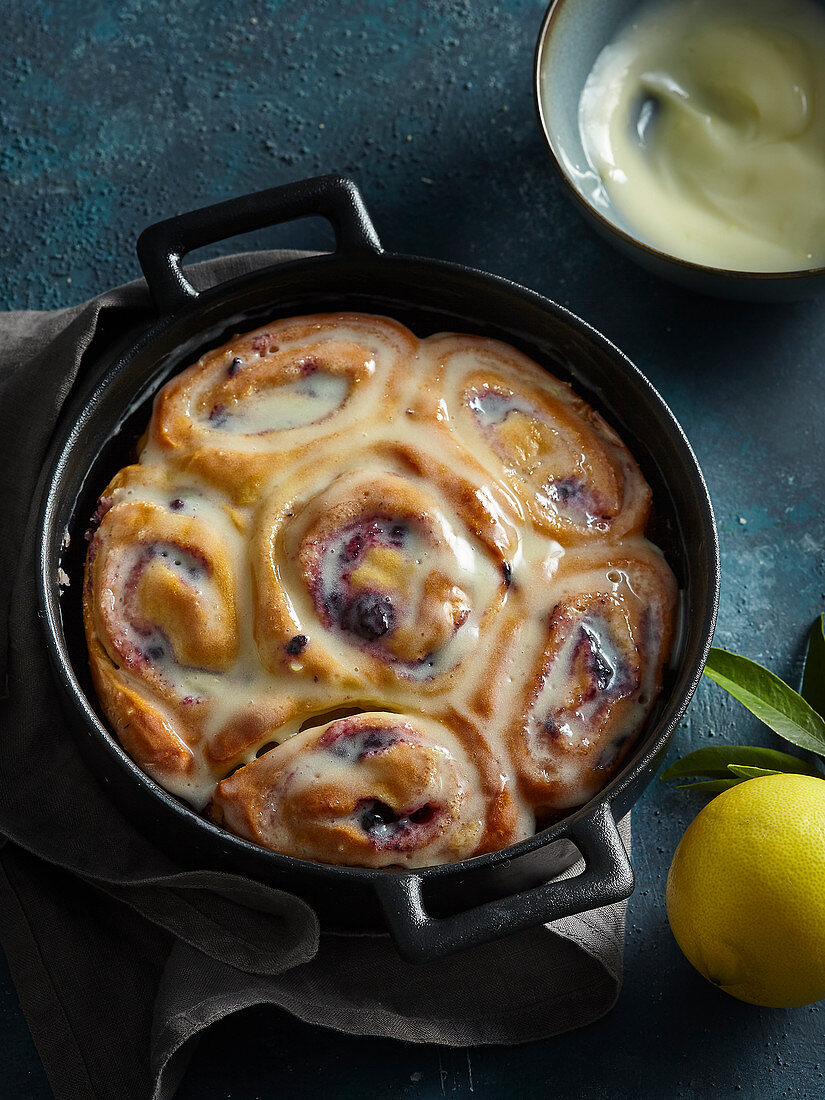 Zitronen-Blaubeer-Rollen in der Pfanne gebacken