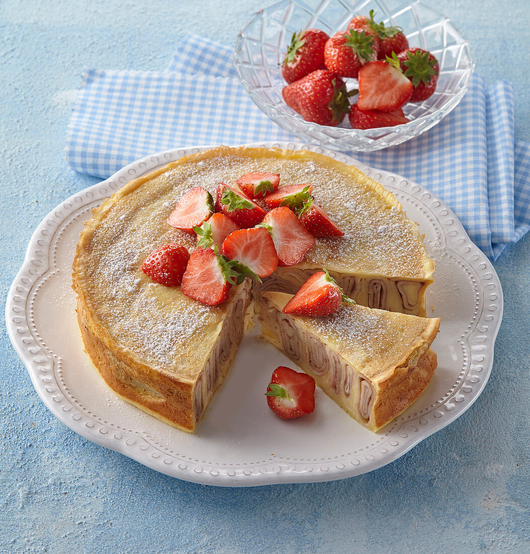 Pfannkuchen-Torte serviert mit frischen Erdbeeren