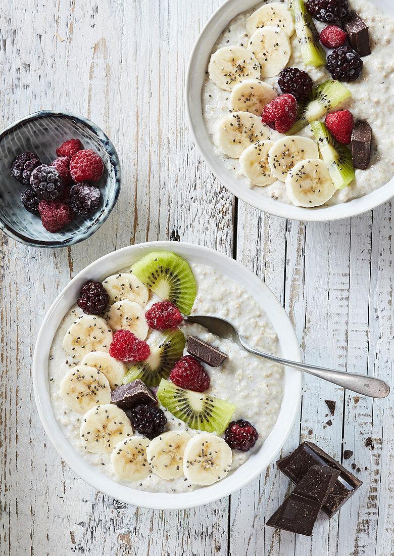 Milch-Porridge mit Früchten und Schokolade