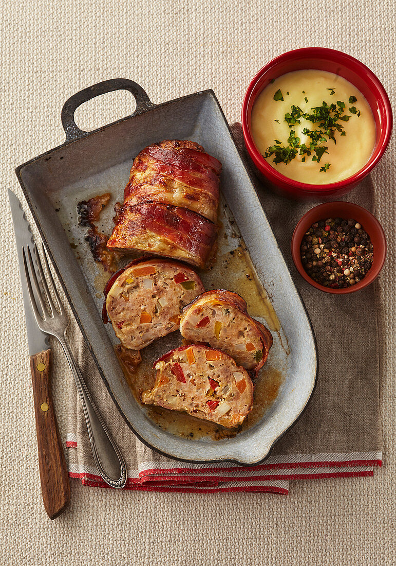 Hackbraten mit Speck und Gemüse