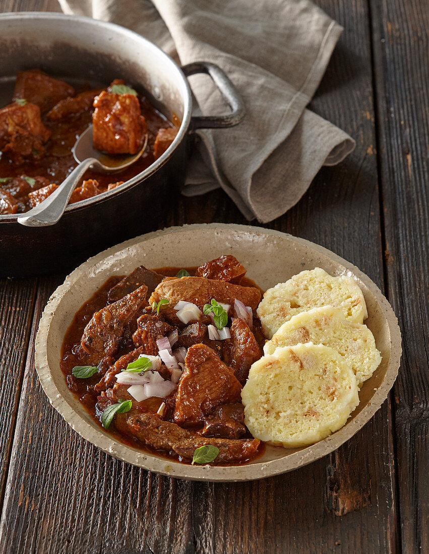 Schweinegulasch mit Innereien und Serviettenknödel