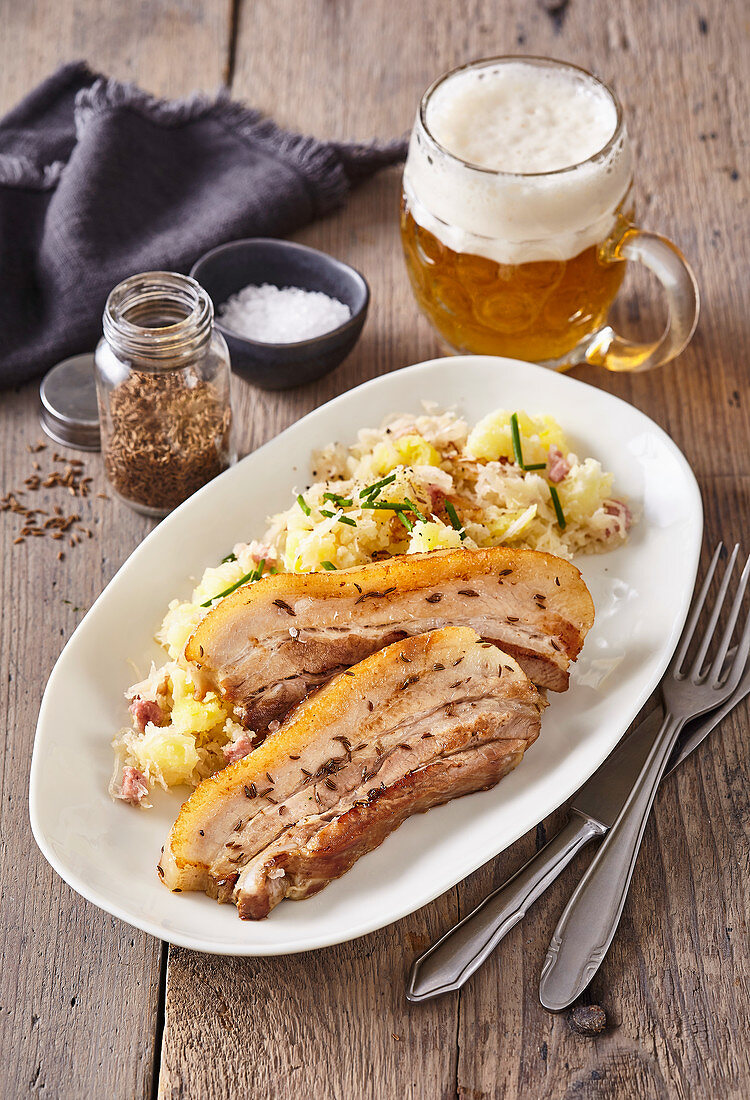 Schweinebauch-Confit mit Kartoffelpüree und Sauerkraut