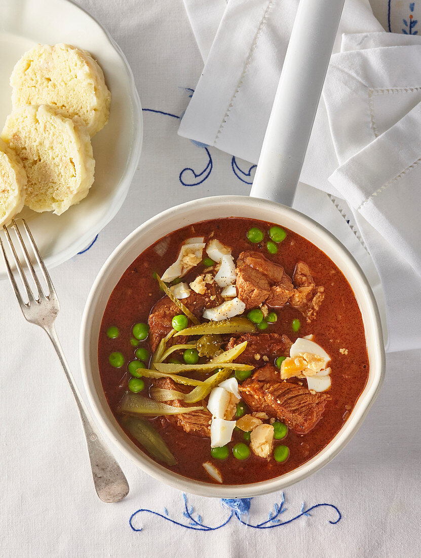 Schweinefleischragout mit gekochtem Ei